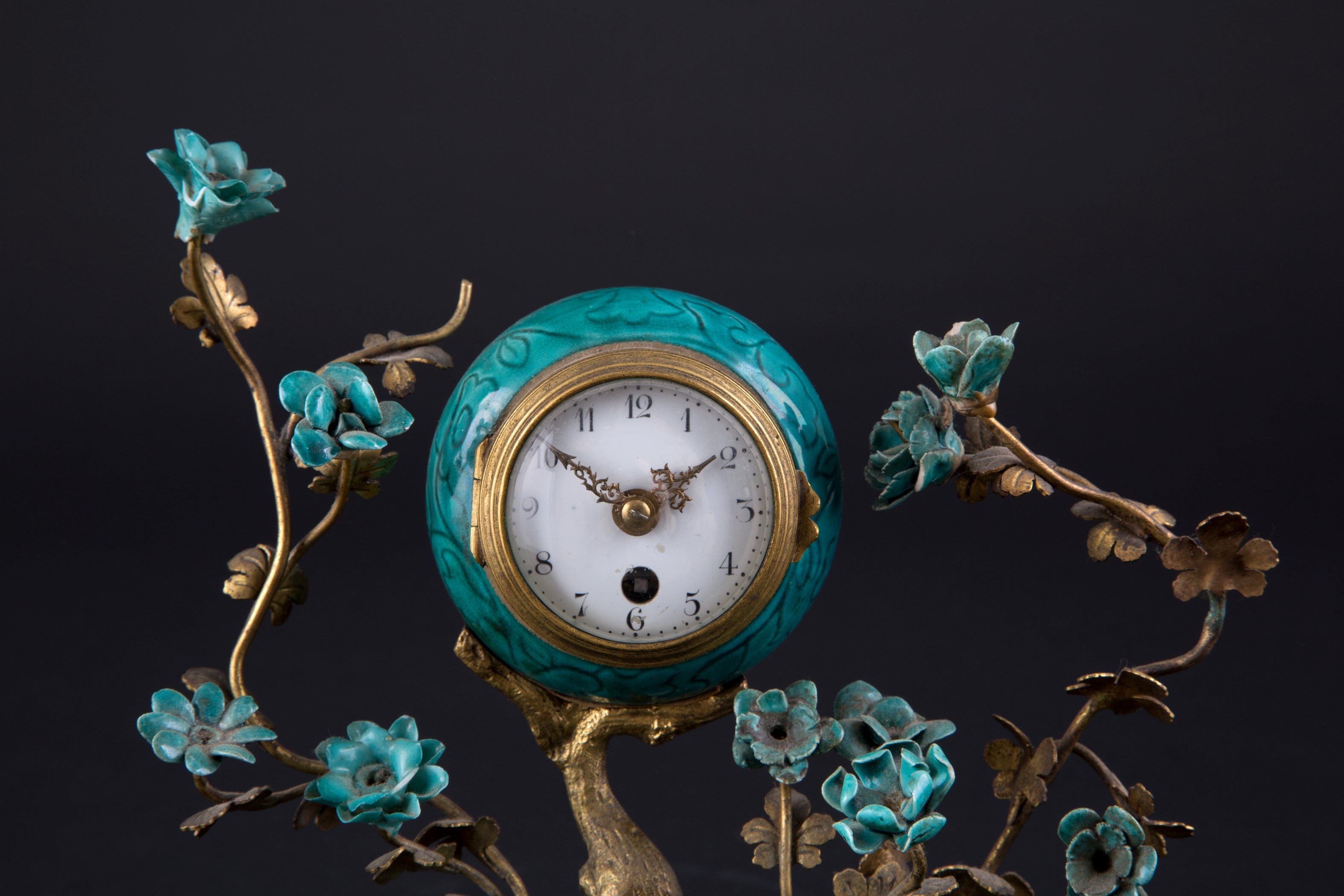 Orologio in bronzo e porcellana