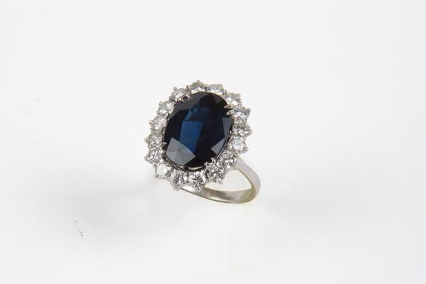 Anello in oro bianco con diamanti e zaffiro