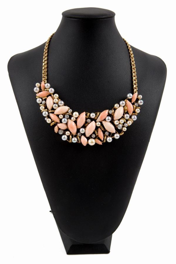 Collana in oro con corallo, perle e diamanti