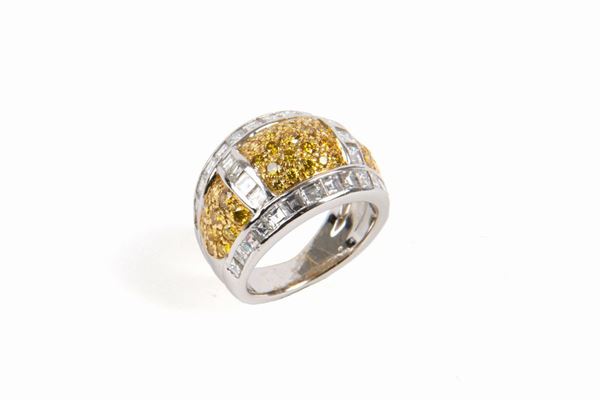 Anello in oro bianco con diamanti fancy yellow e diamanti naturali