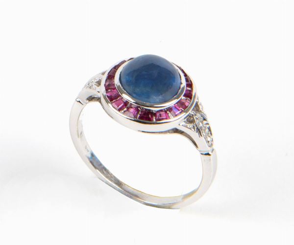 Anello in oro bianco con diamanti, rubini e zaffiro