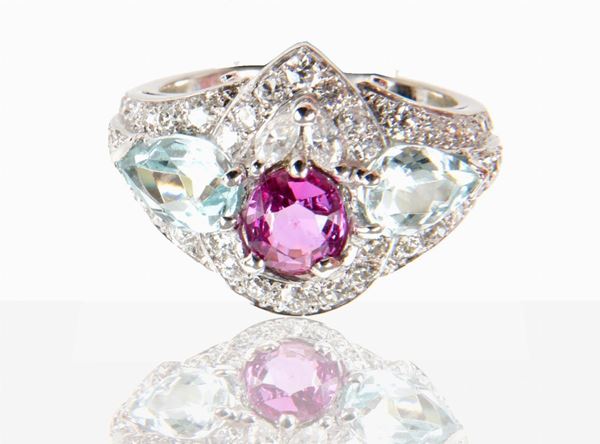Anello in oro bianco con diamanti, acquamarina e zaffiro rosa