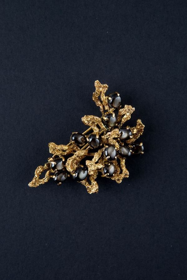 Gold brooch with starry hard stones