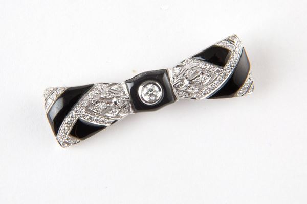 Brooch in gold and onyx