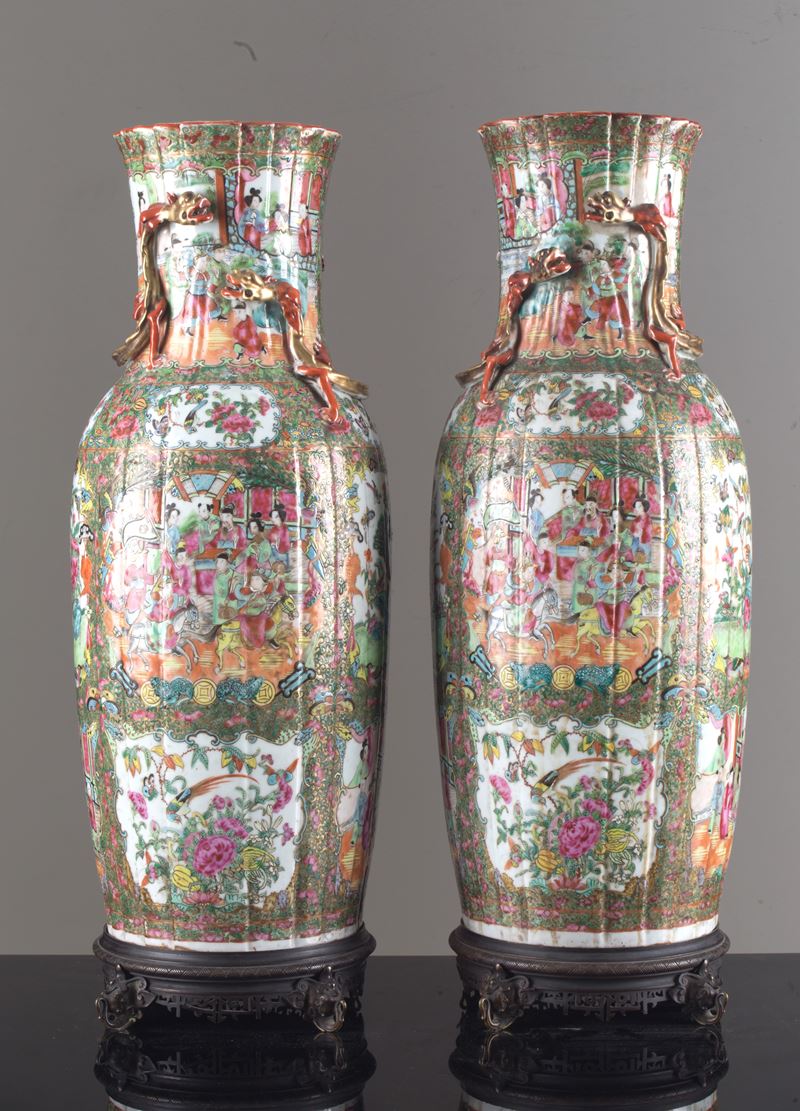 Coppia di vasi con basi in bronzo