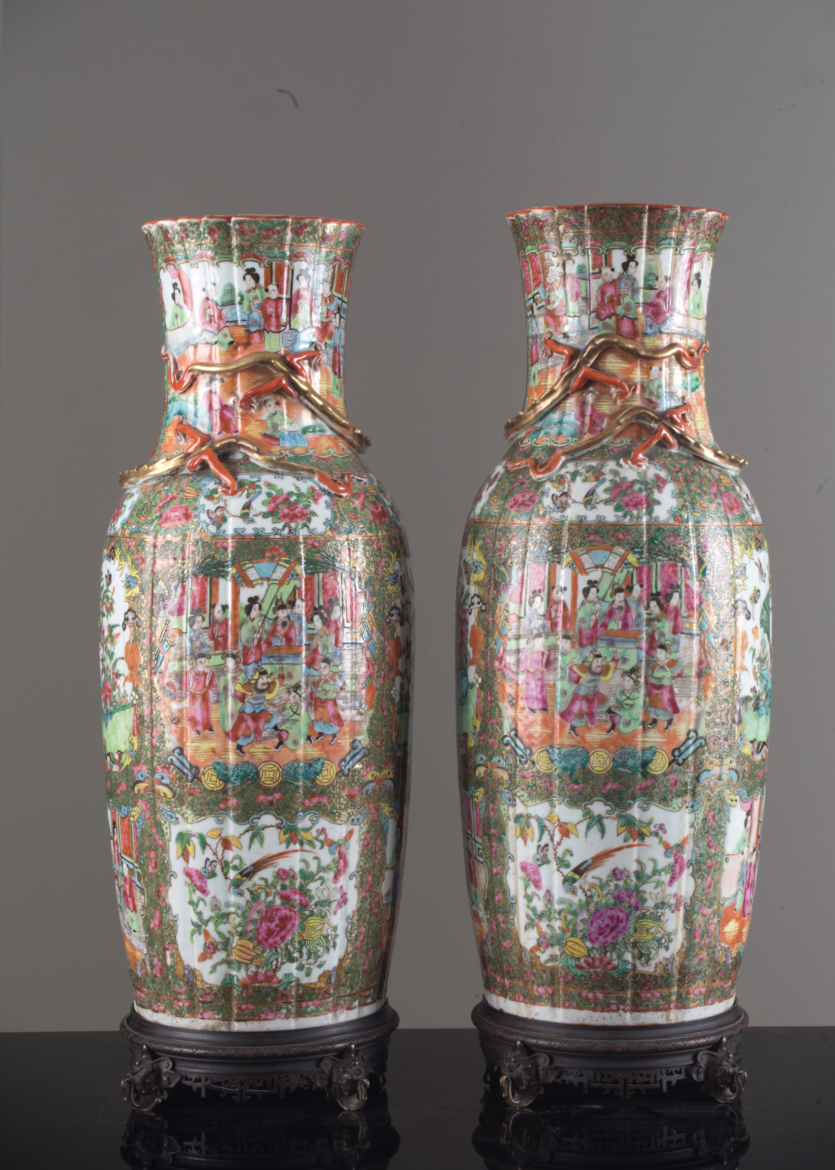 Coppia di vasi con basi in bronzo