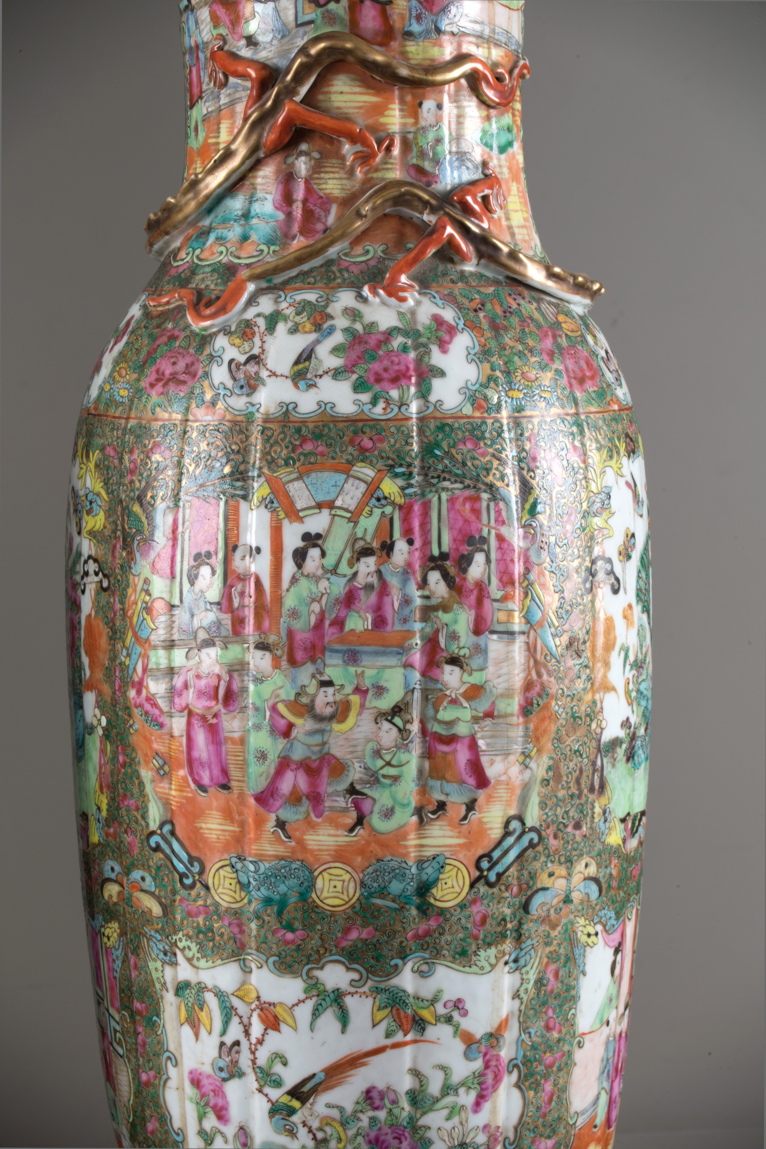 Coppia di vasi con basi in bronzo