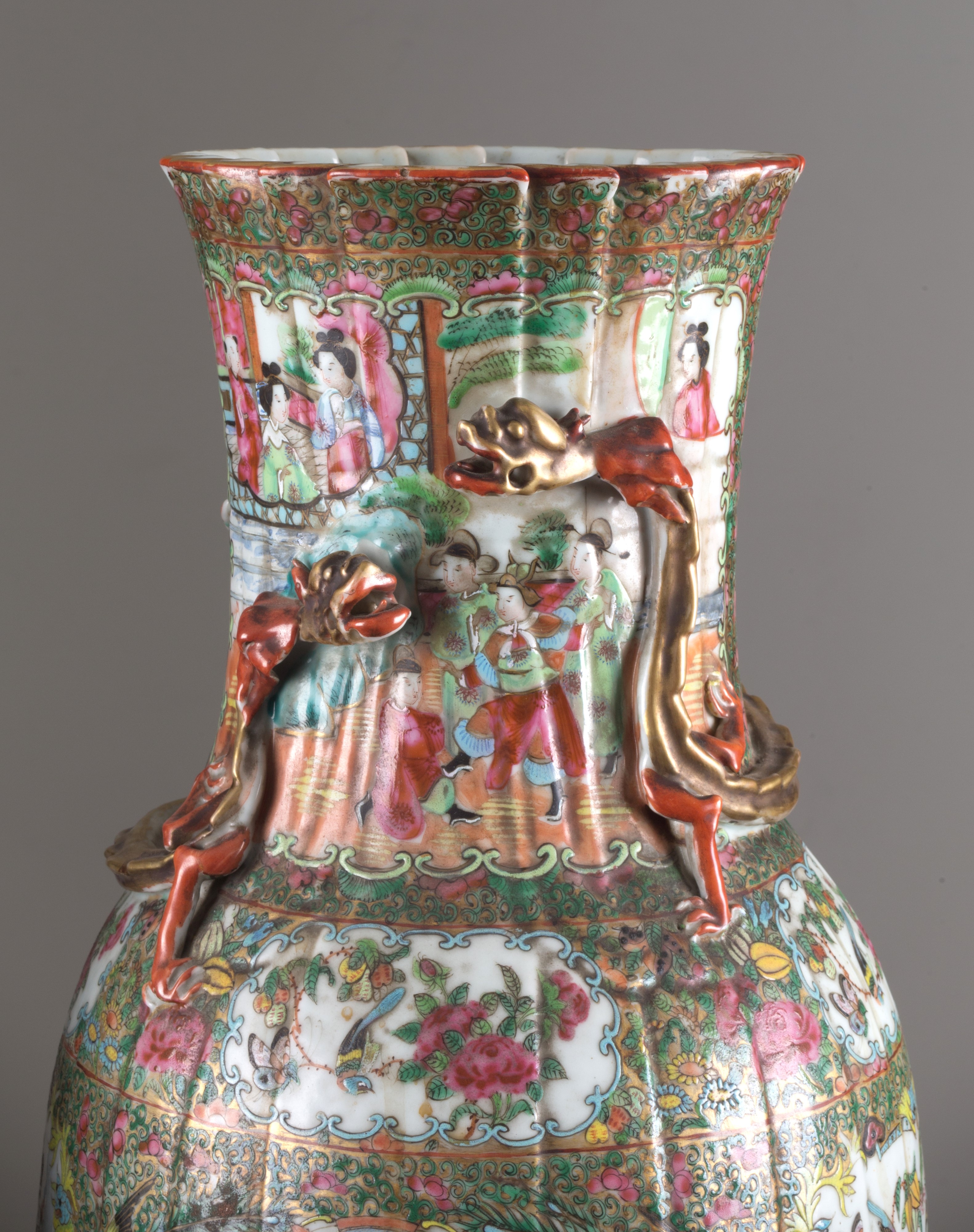 Coppia di vasi con basi in bronzo