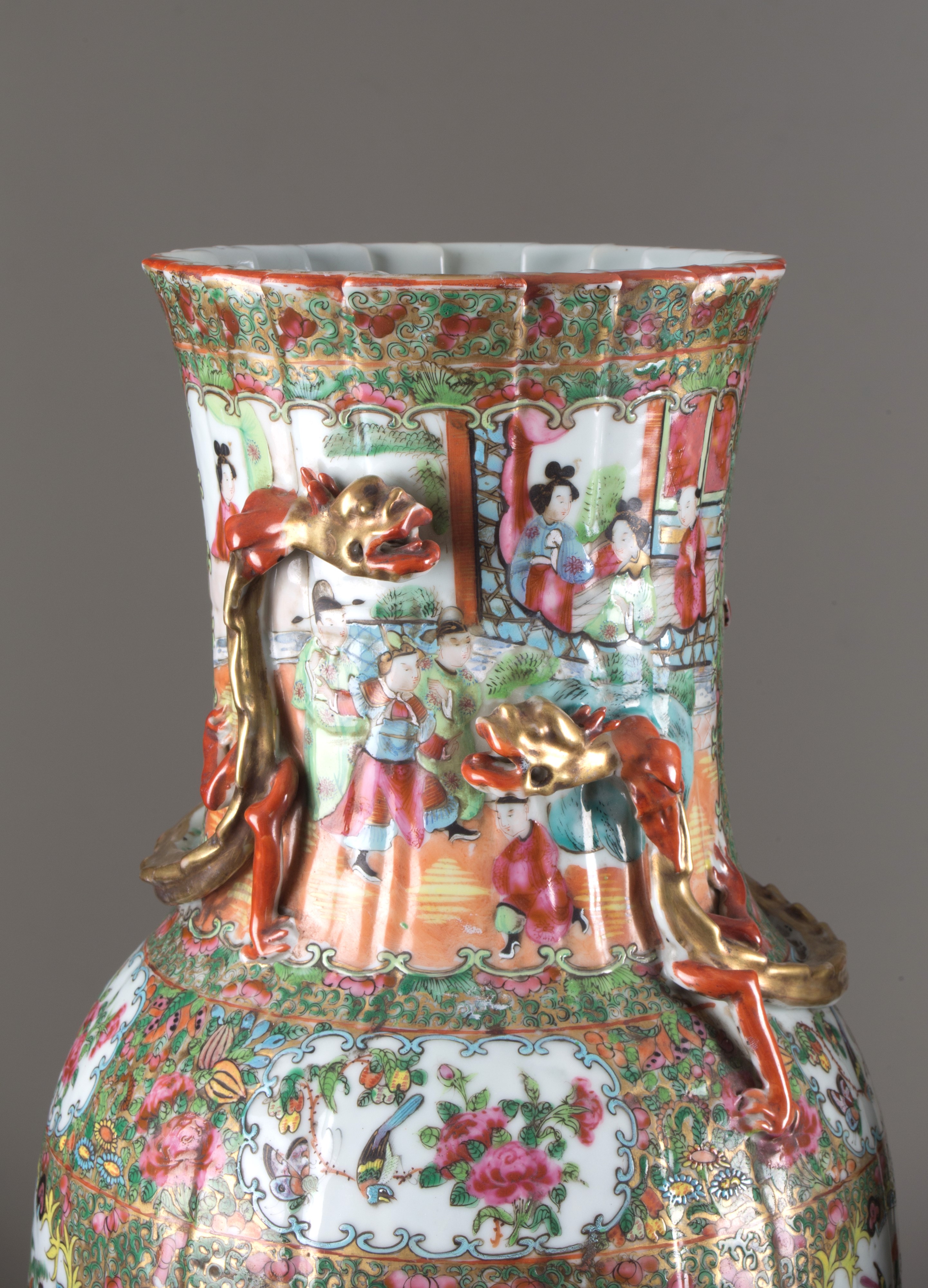 Coppia di vasi con basi in bronzo