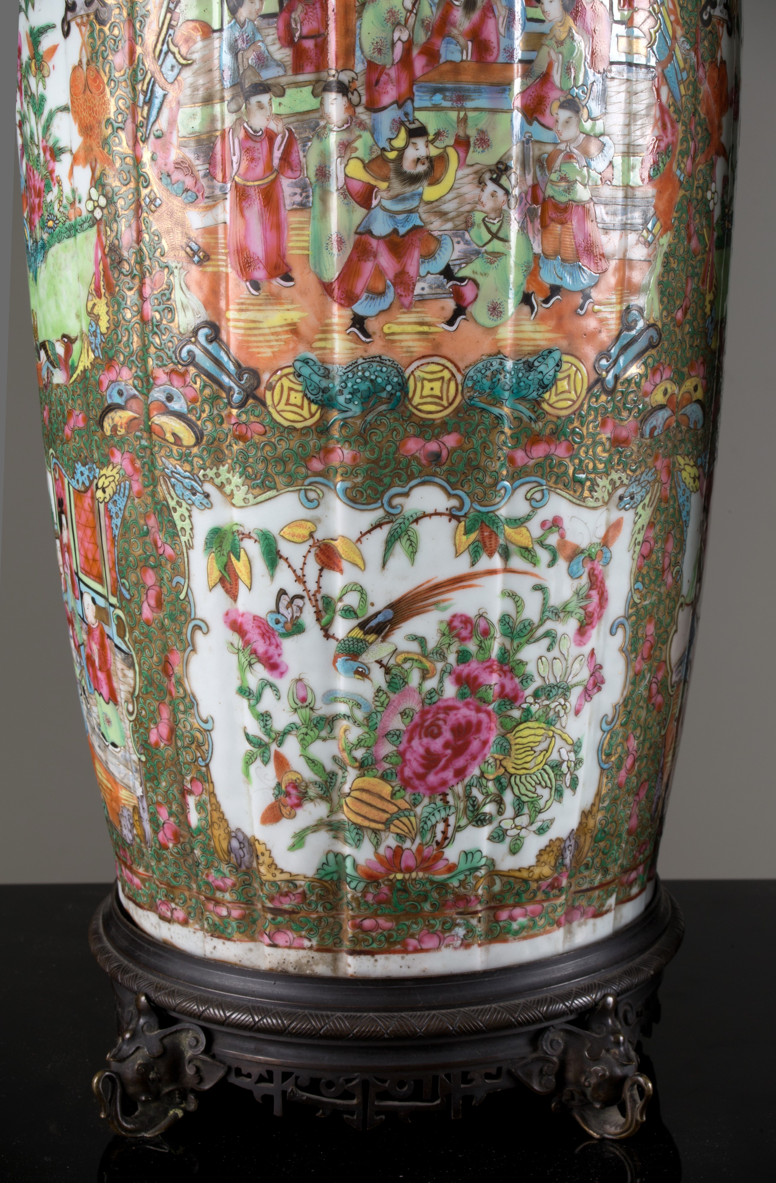 Coppia di vasi con basi in bronzo