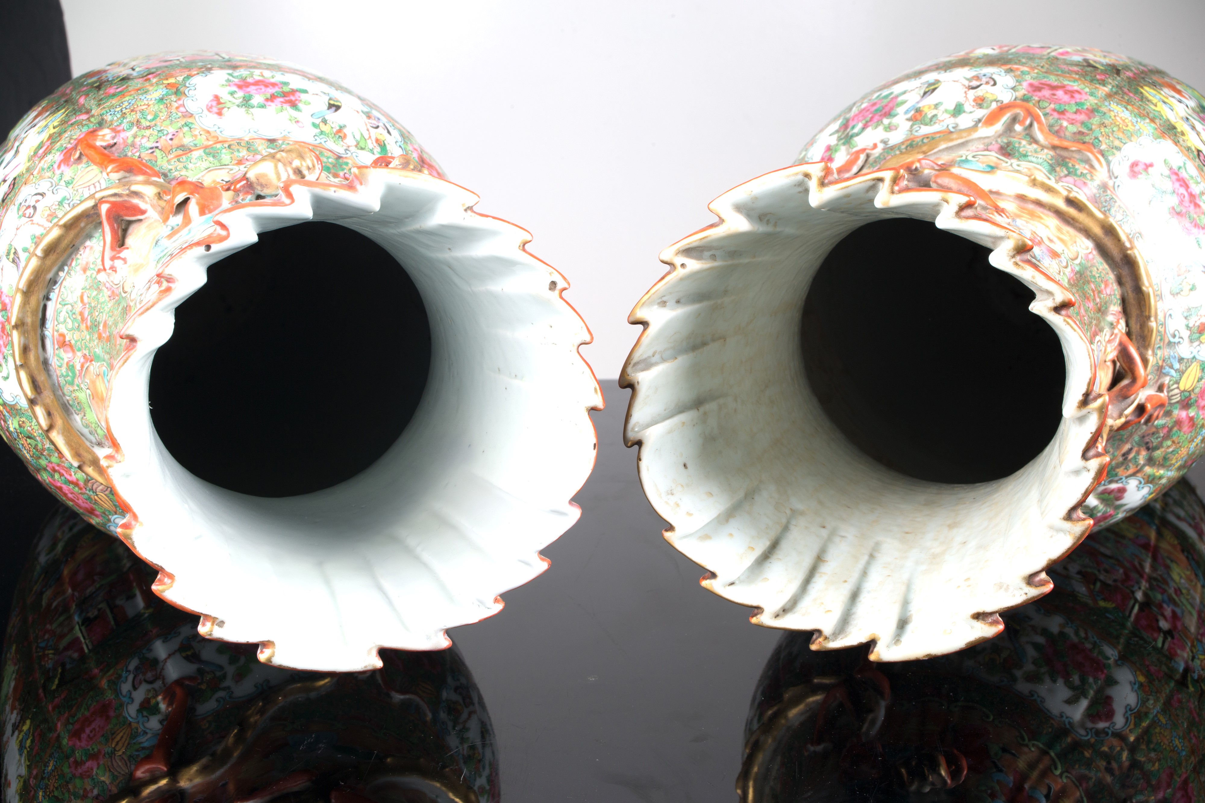 Coppia di vasi con basi in bronzo