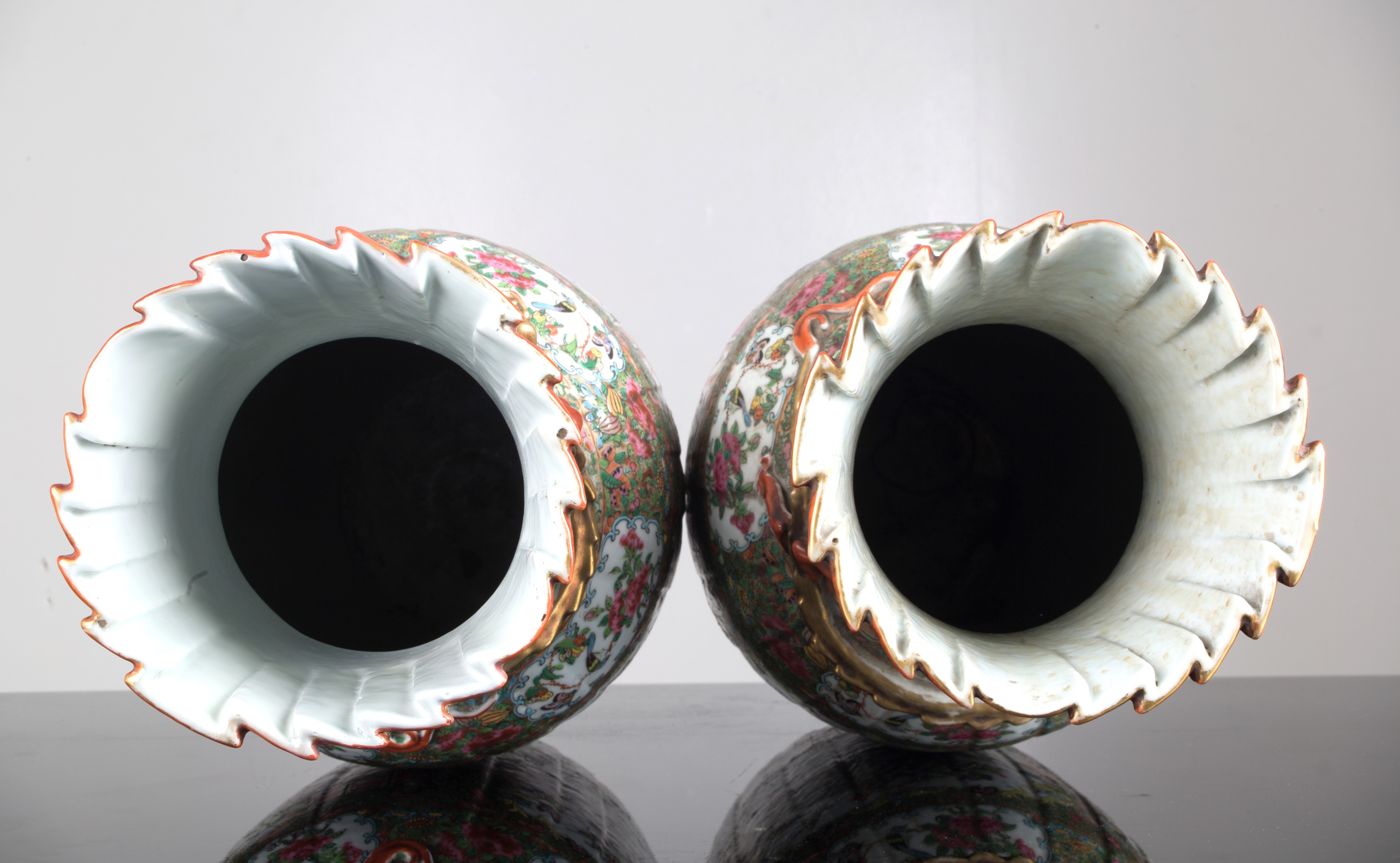 Coppia di vasi con basi in bronzo