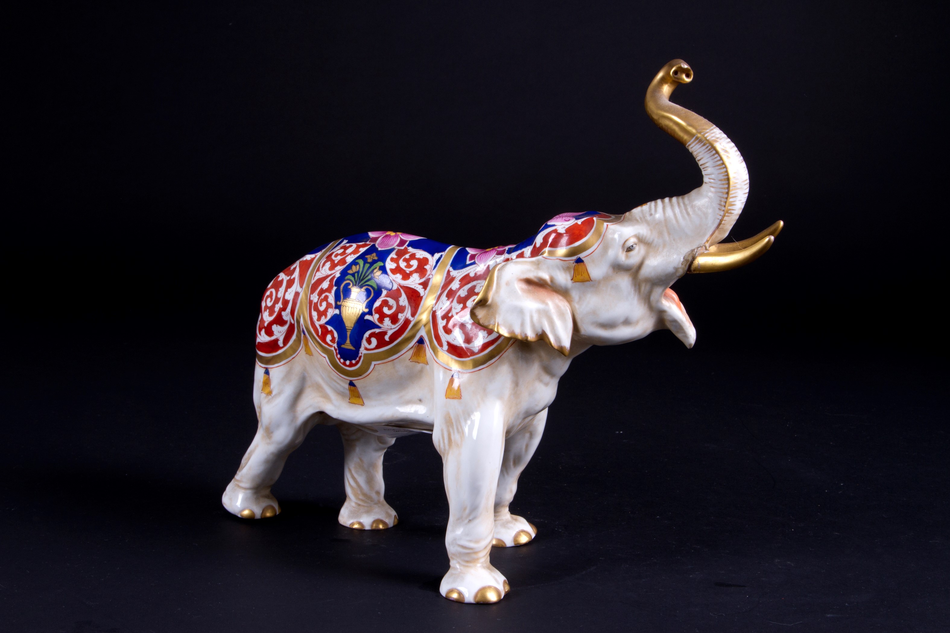 Statuetta "ELEFANTE". CAPODIMONTE