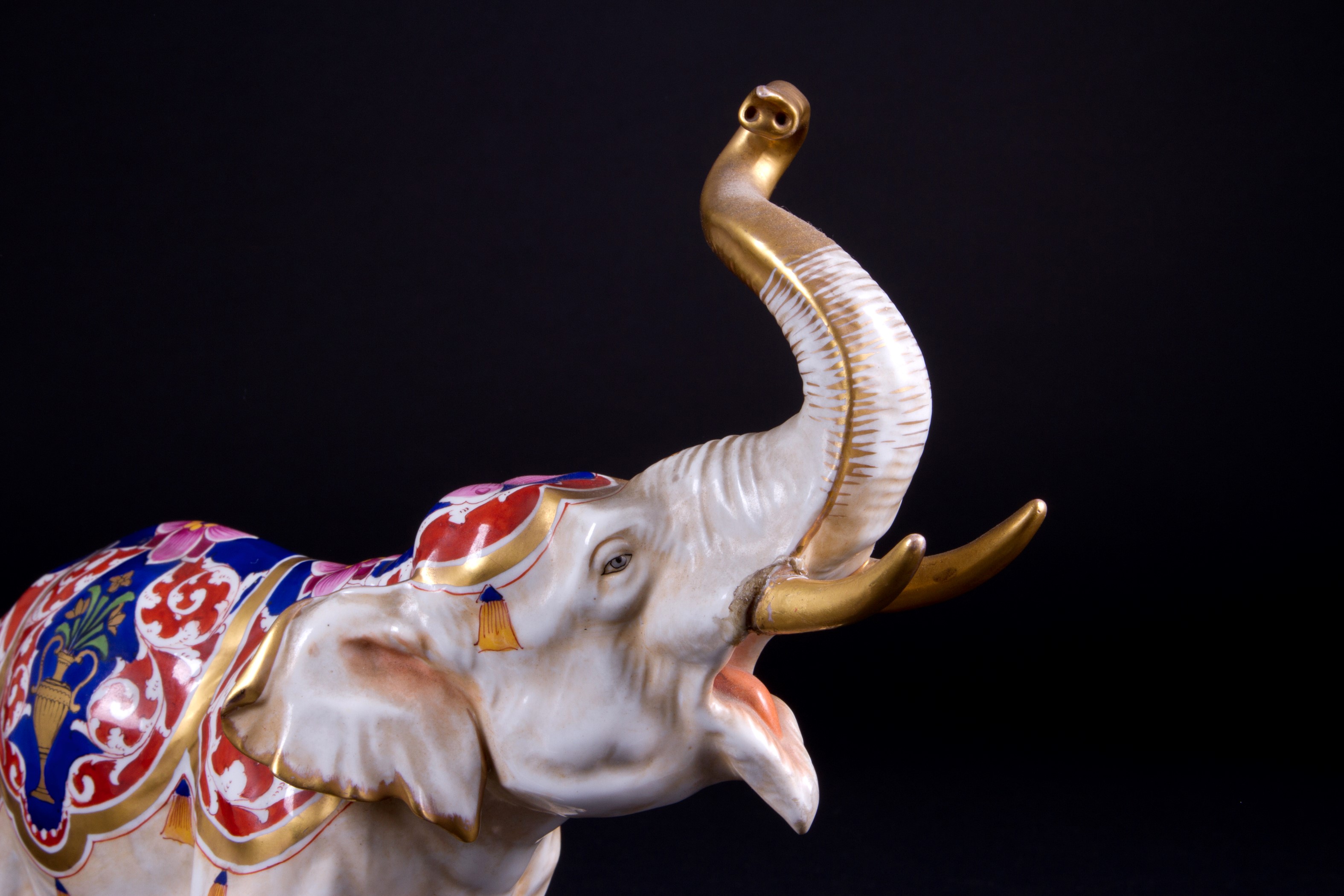 Statuetta "ELEFANTE". CAPODIMONTE