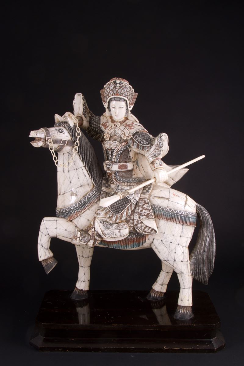 Scultura in osso "GUERRIERO A CAVALLO"