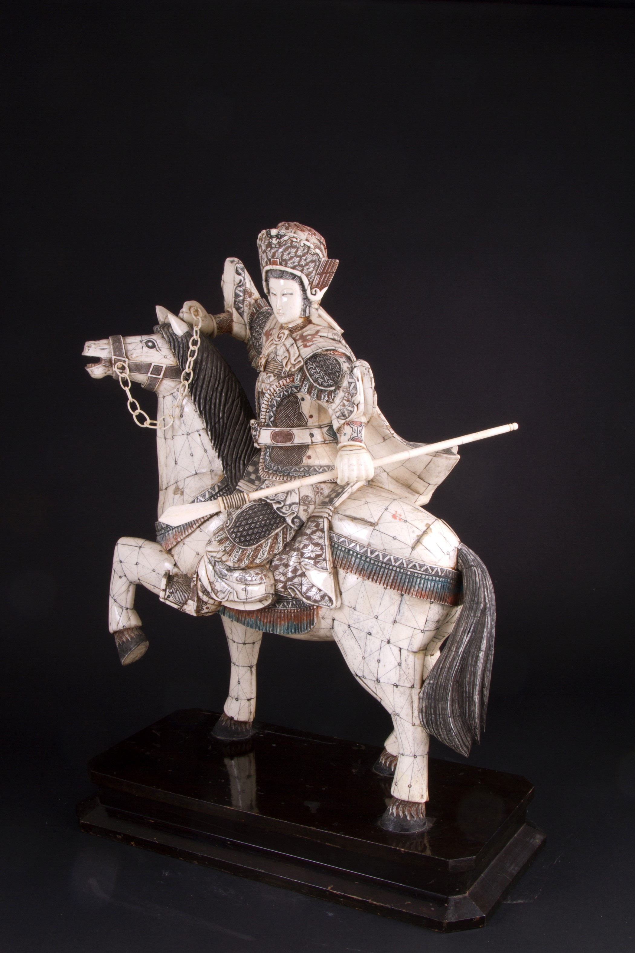 Scultura in osso "GUERRIERO A CAVALLO"