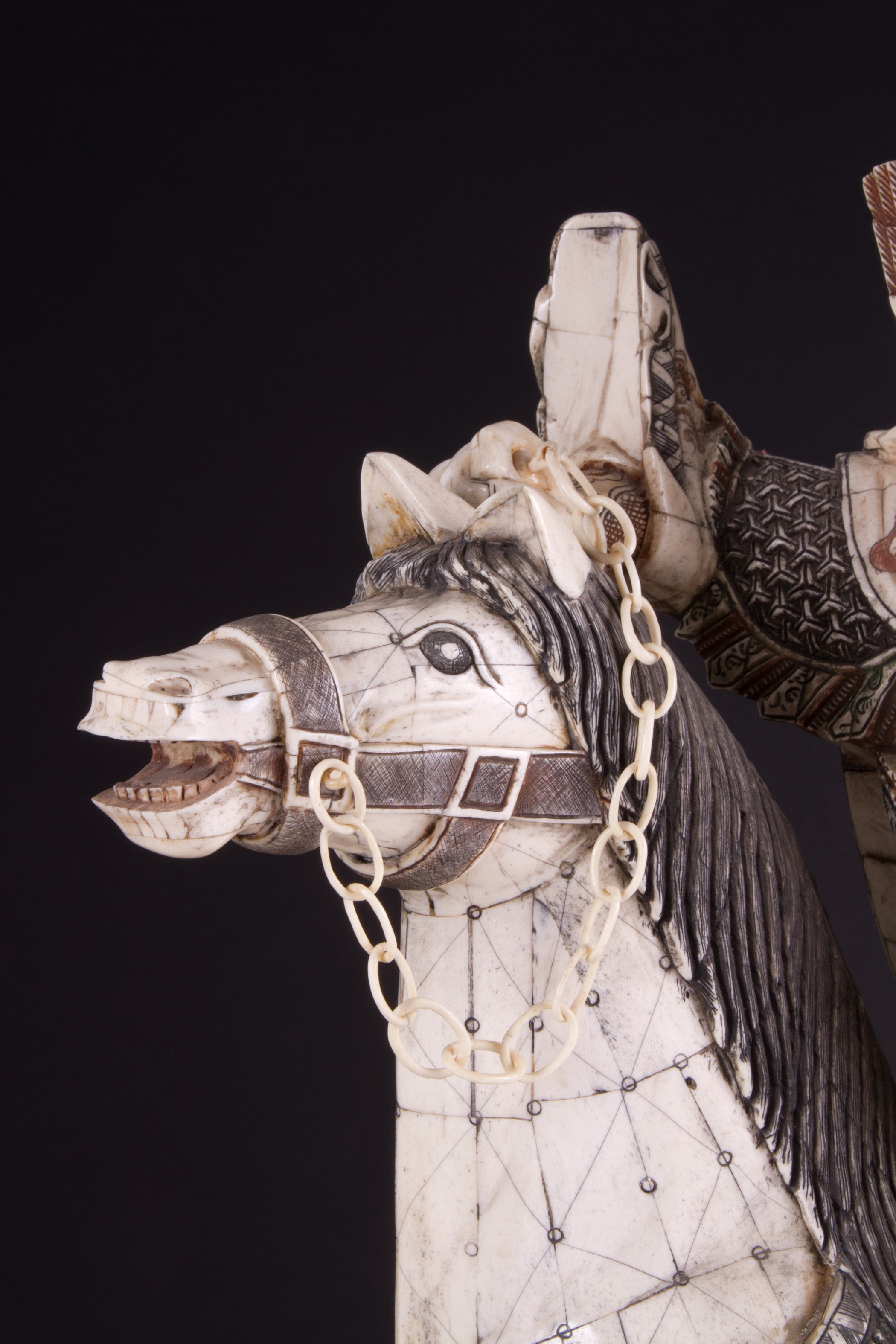 Scultura in osso "GUERRIERO A CAVALLO"