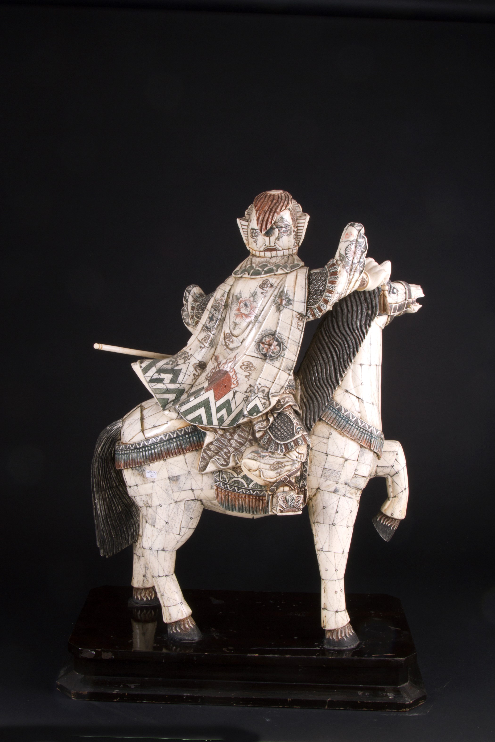 Scultura in osso "GUERRIERO A CAVALLO"