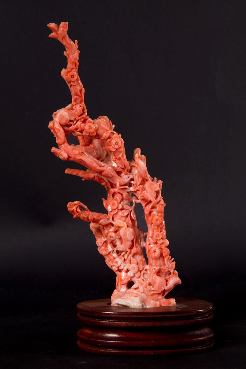 Scultura "RAMO CON SCOIATTOLI" in corallo