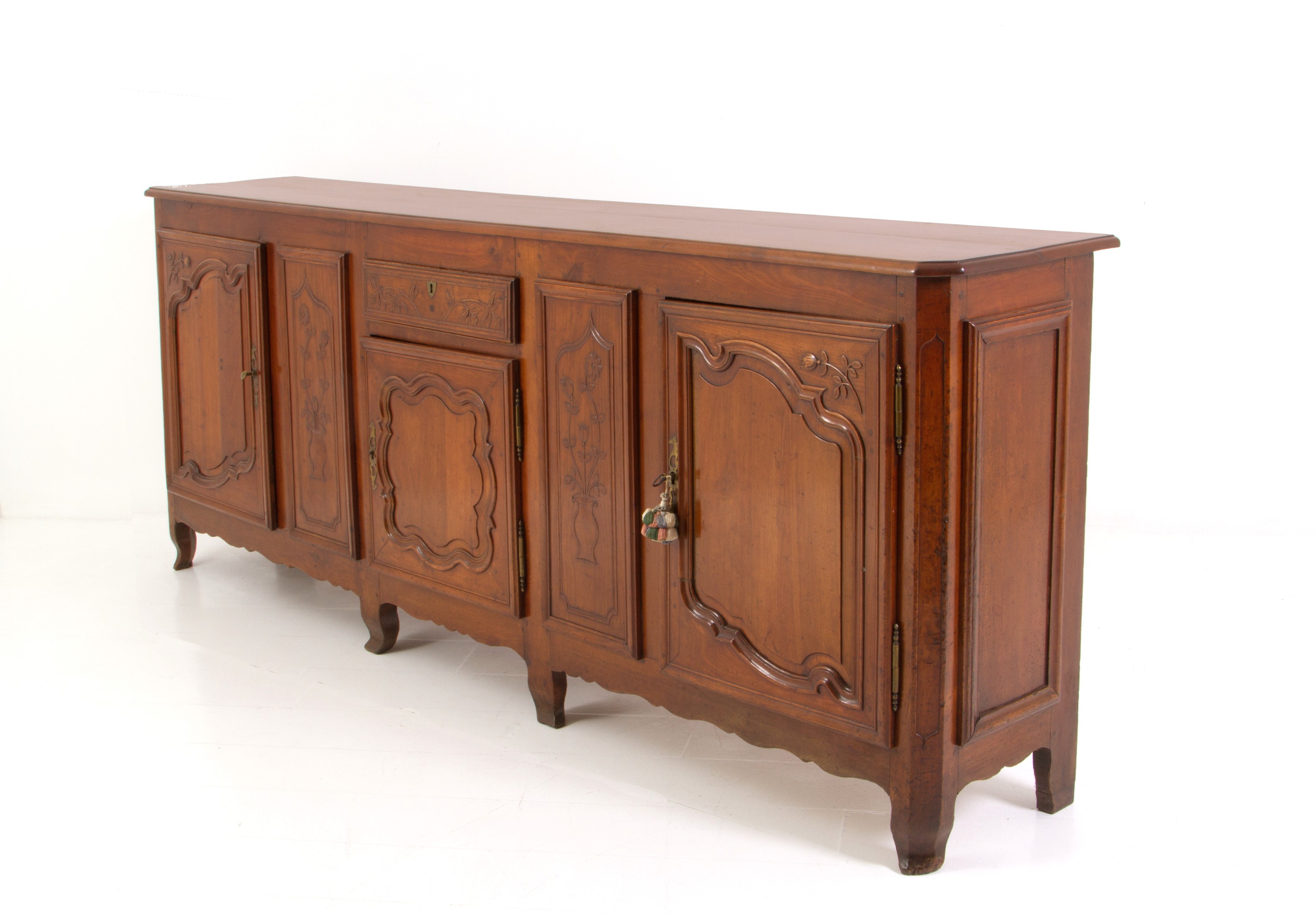 Credenza in noce a tre sportelli