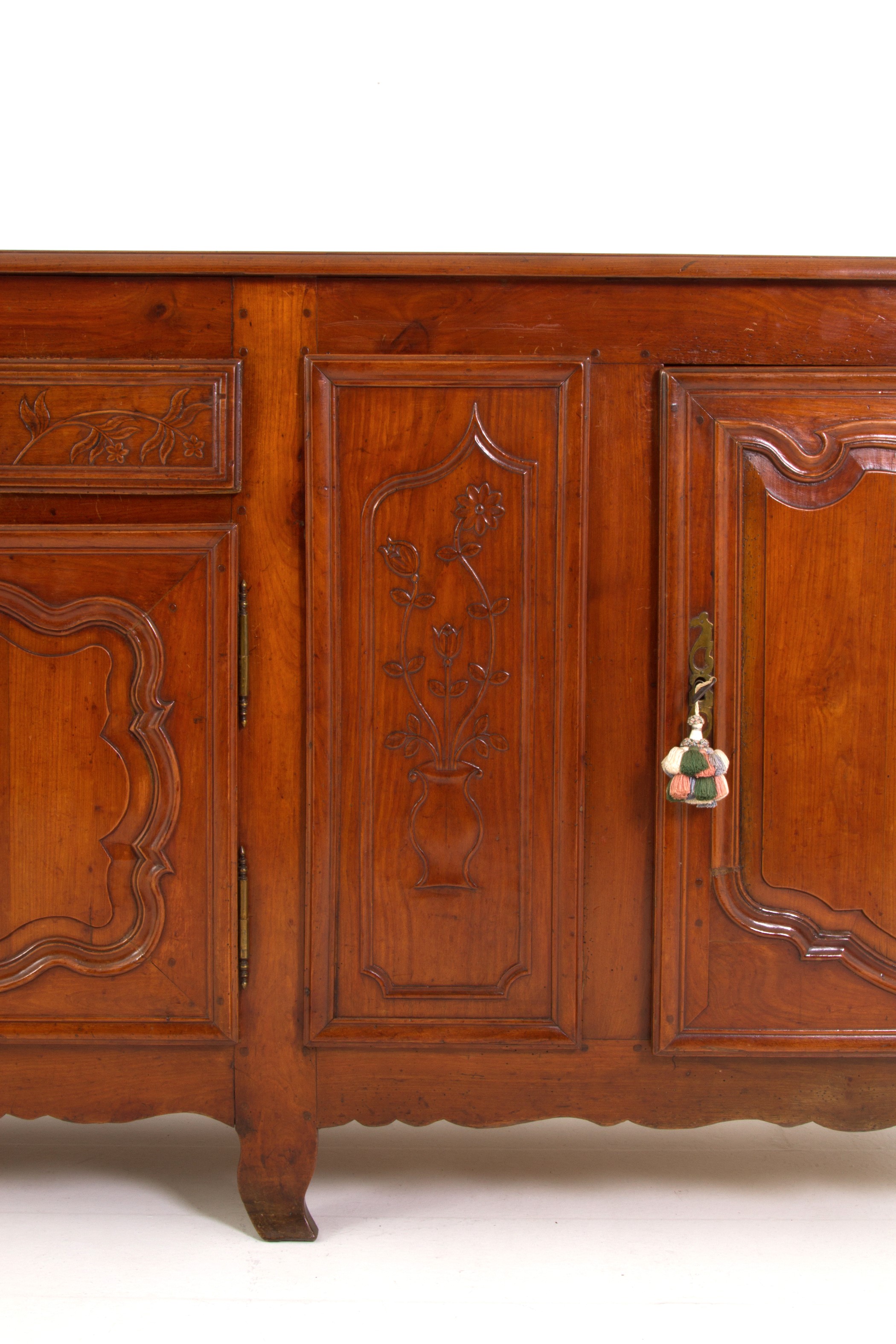 Credenza in noce a tre sportelli