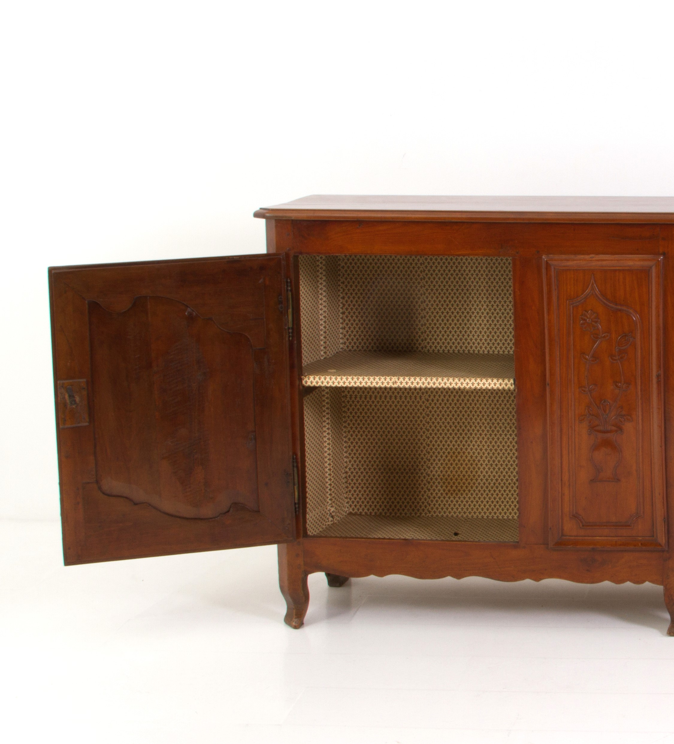 Credenza in noce a tre sportelli