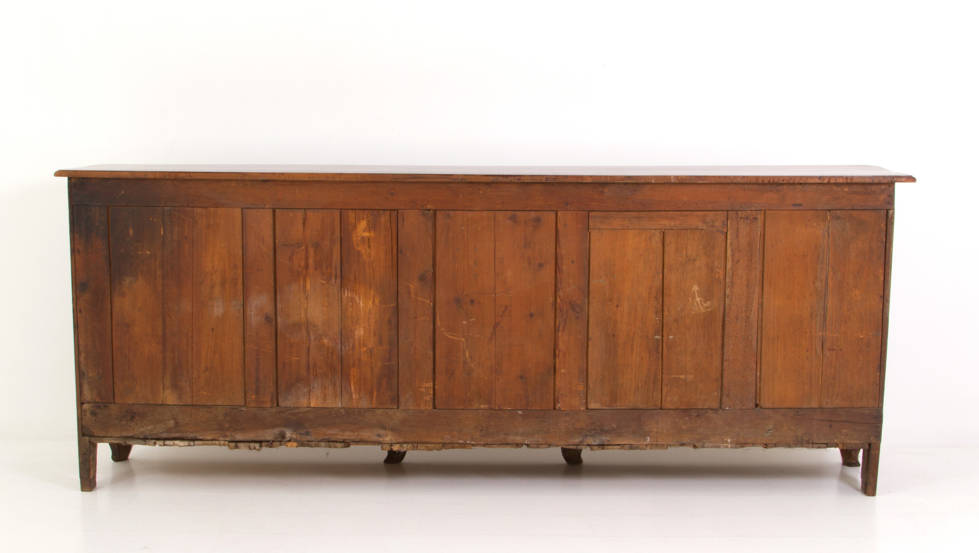 Credenza in noce a tre sportelli