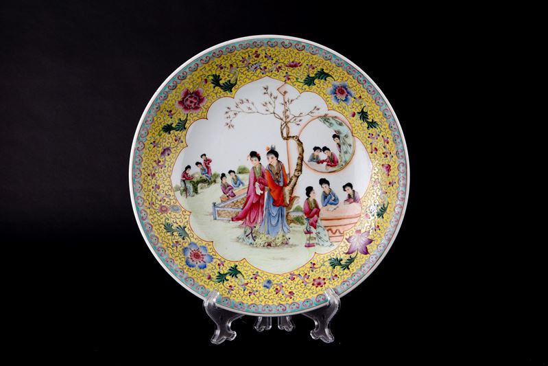 Antico piatto fondo in porcellana