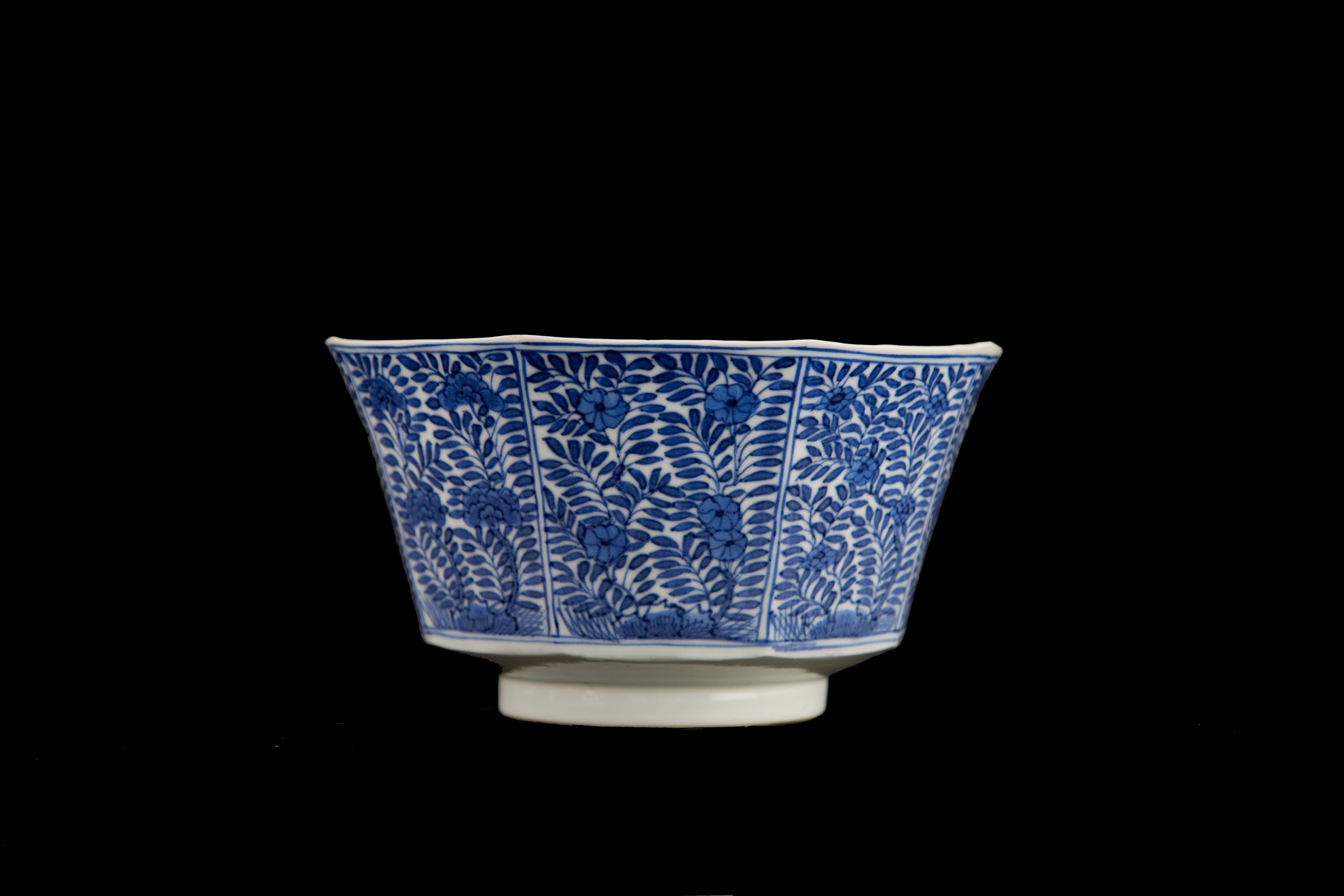 Ciotola a motivi floreali