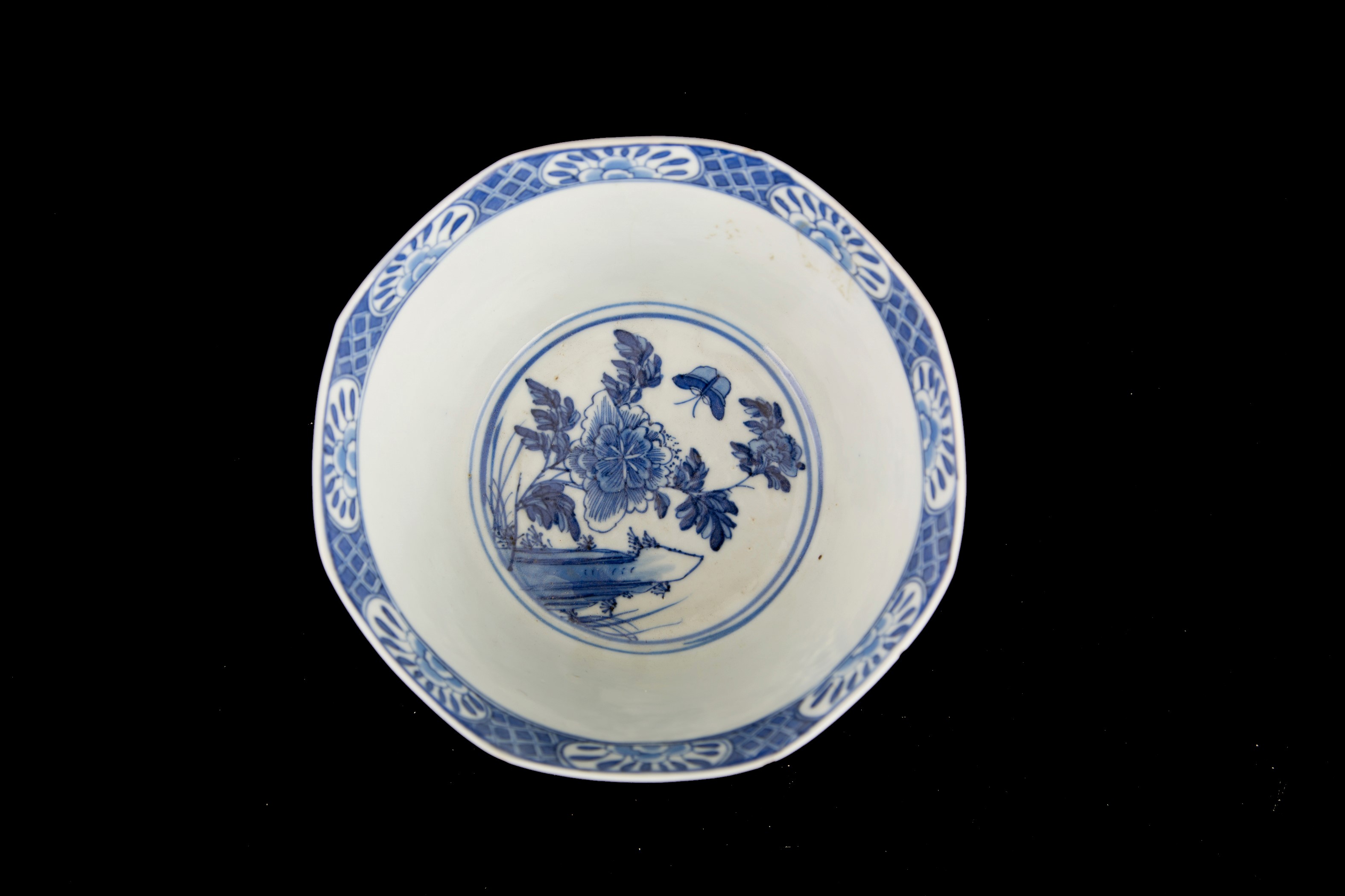 Ciotola a motivi floreali