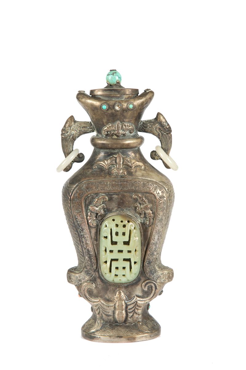 Vaso con coperchio in argento