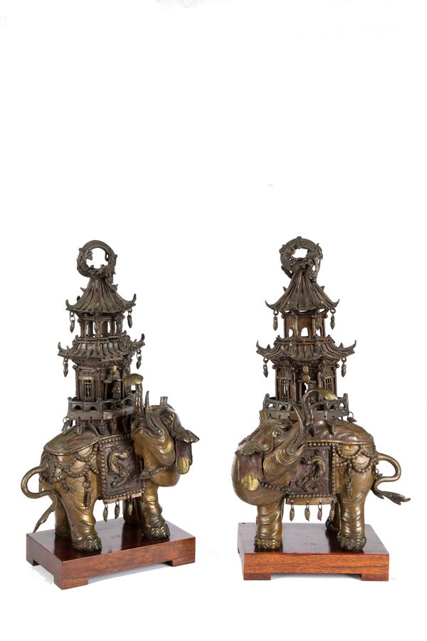 Coppia di incensieri in bronzo
