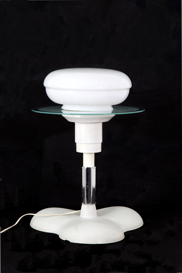 Lamp with clover base