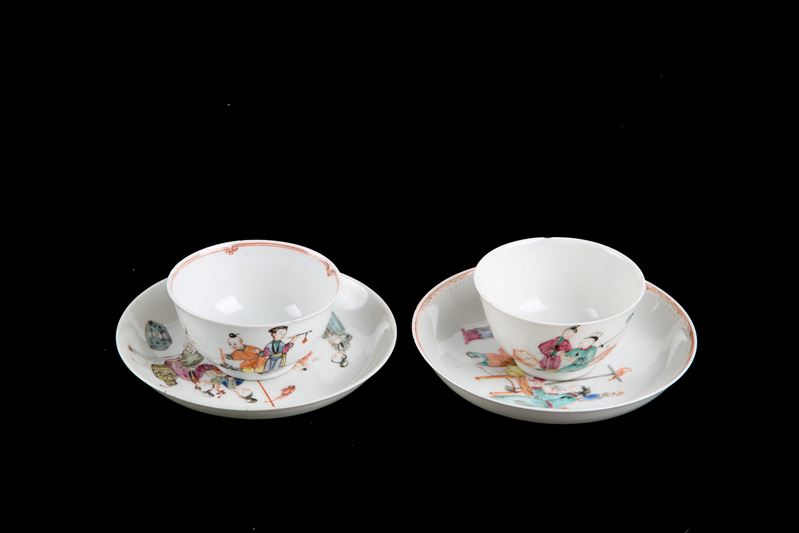 Coppia di tazzine con piattini in porcellana