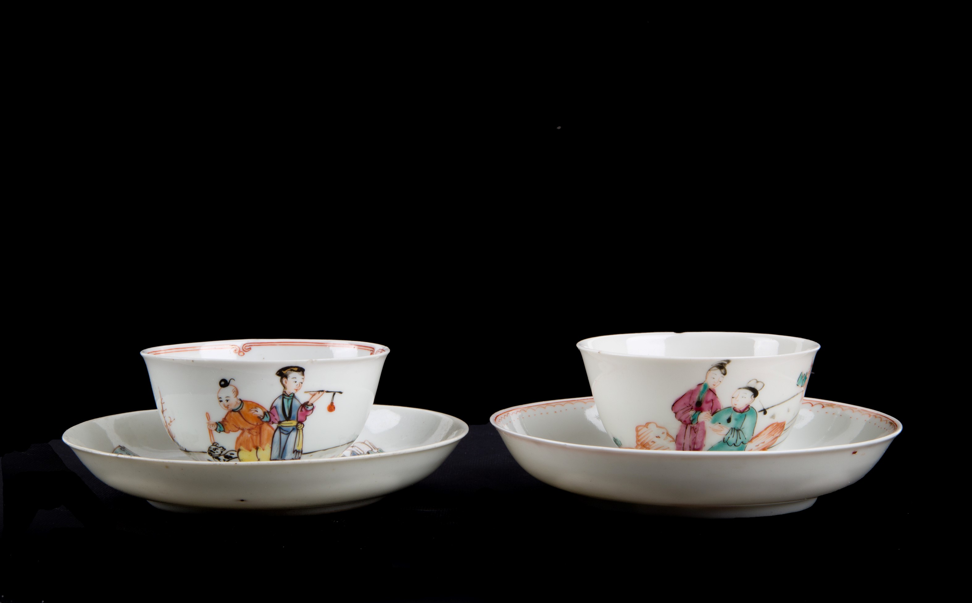 Coppia di tazzine con piattini in porcellana