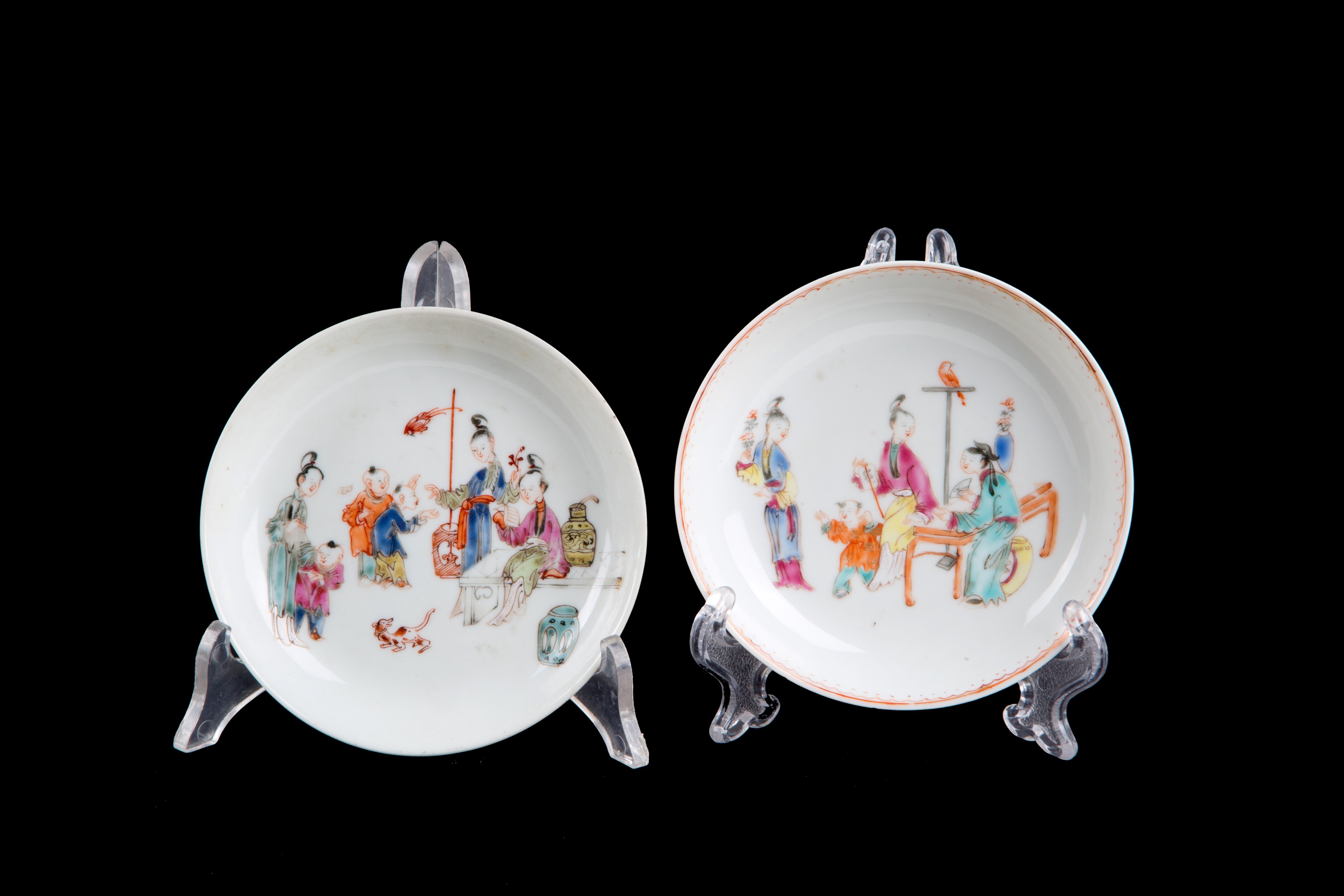 Coppia di tazzine con piattini in porcellana