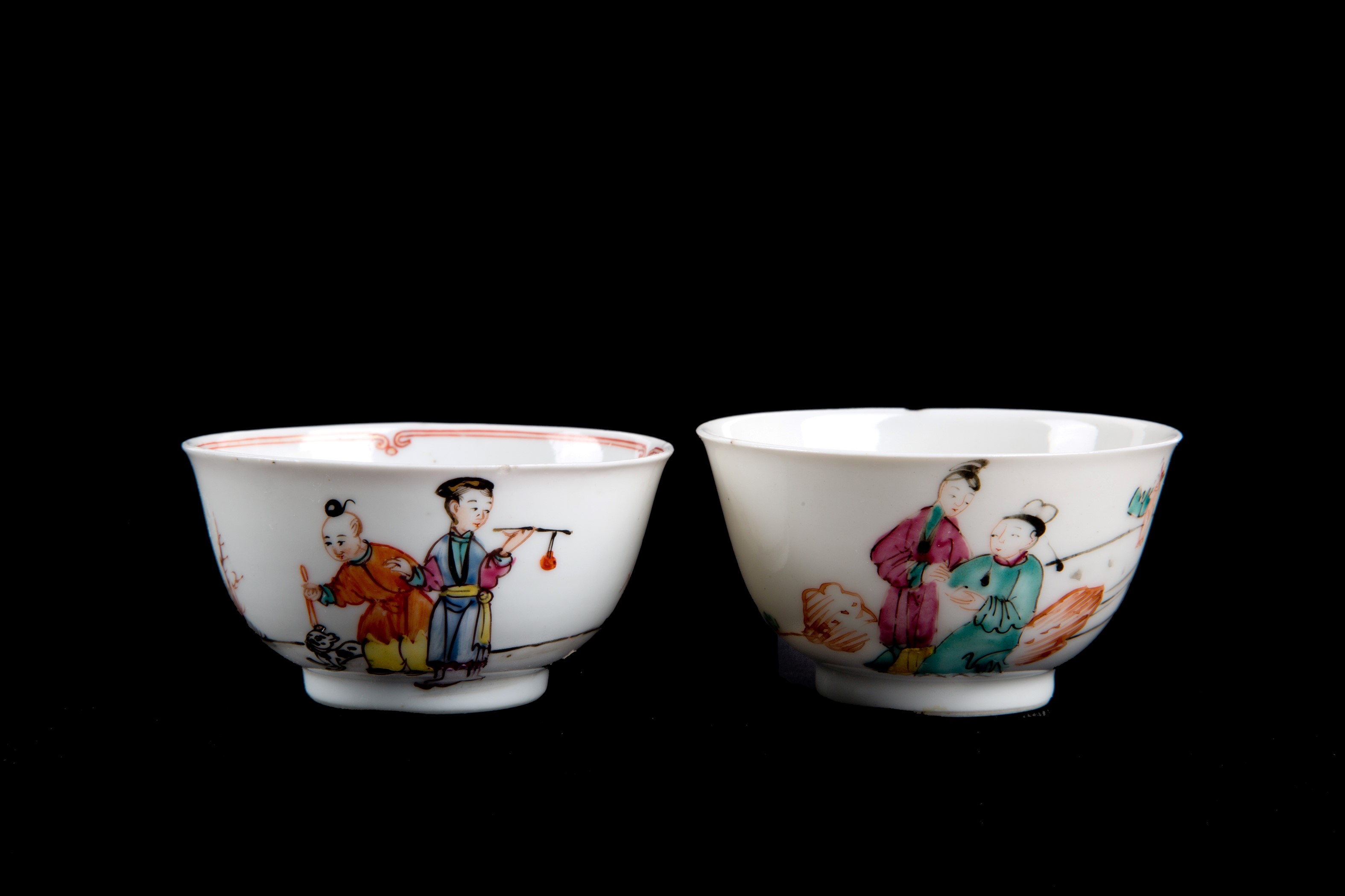 Coppia di tazzine con piattini in porcellana