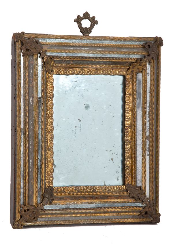 Cornice con specchi