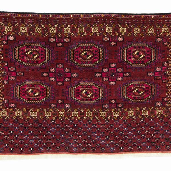 * Tekkè Chuval rug in wool and silk. Central Asia