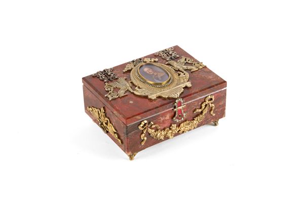 Jewelery box in hard stone