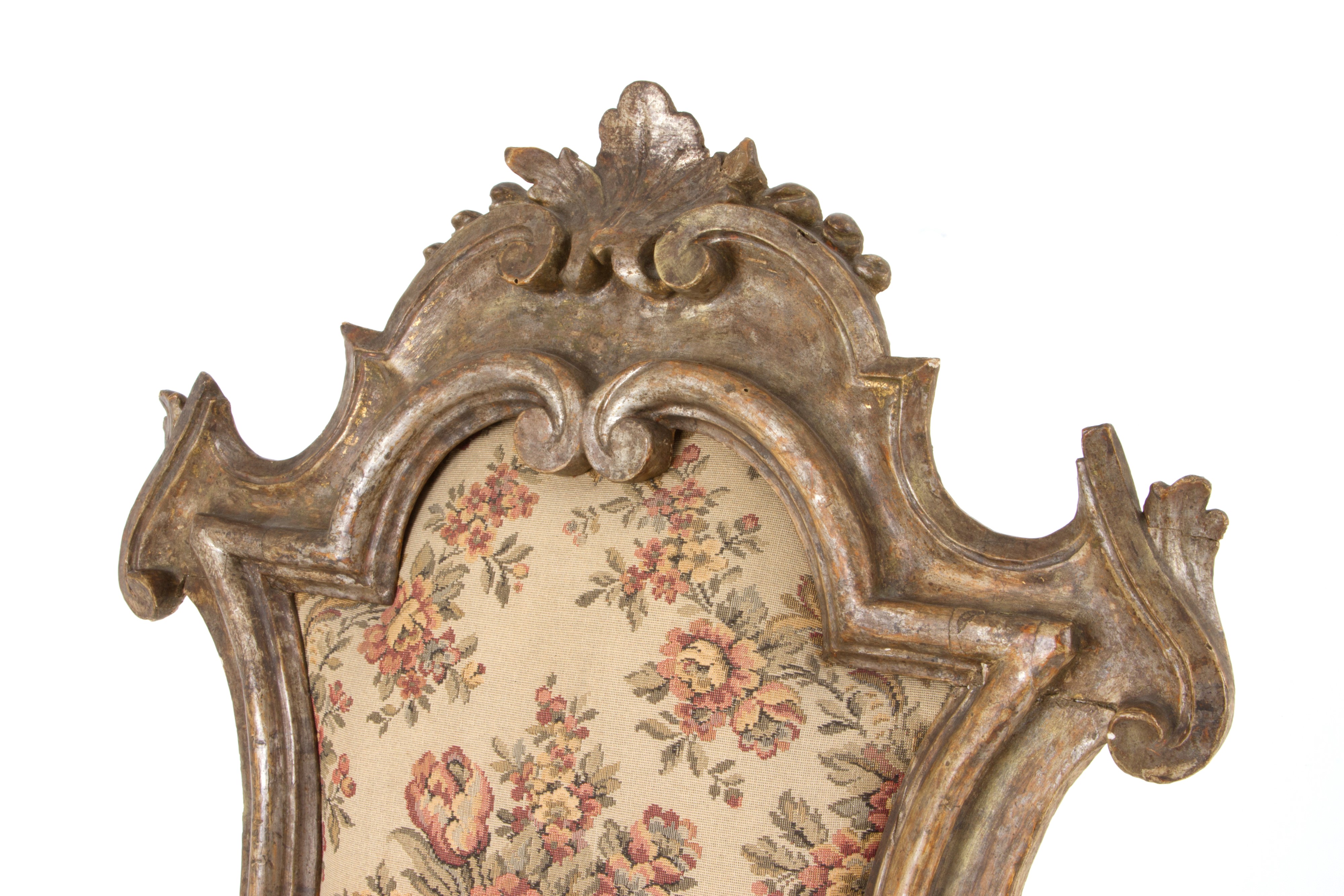 Importante sedia in legno