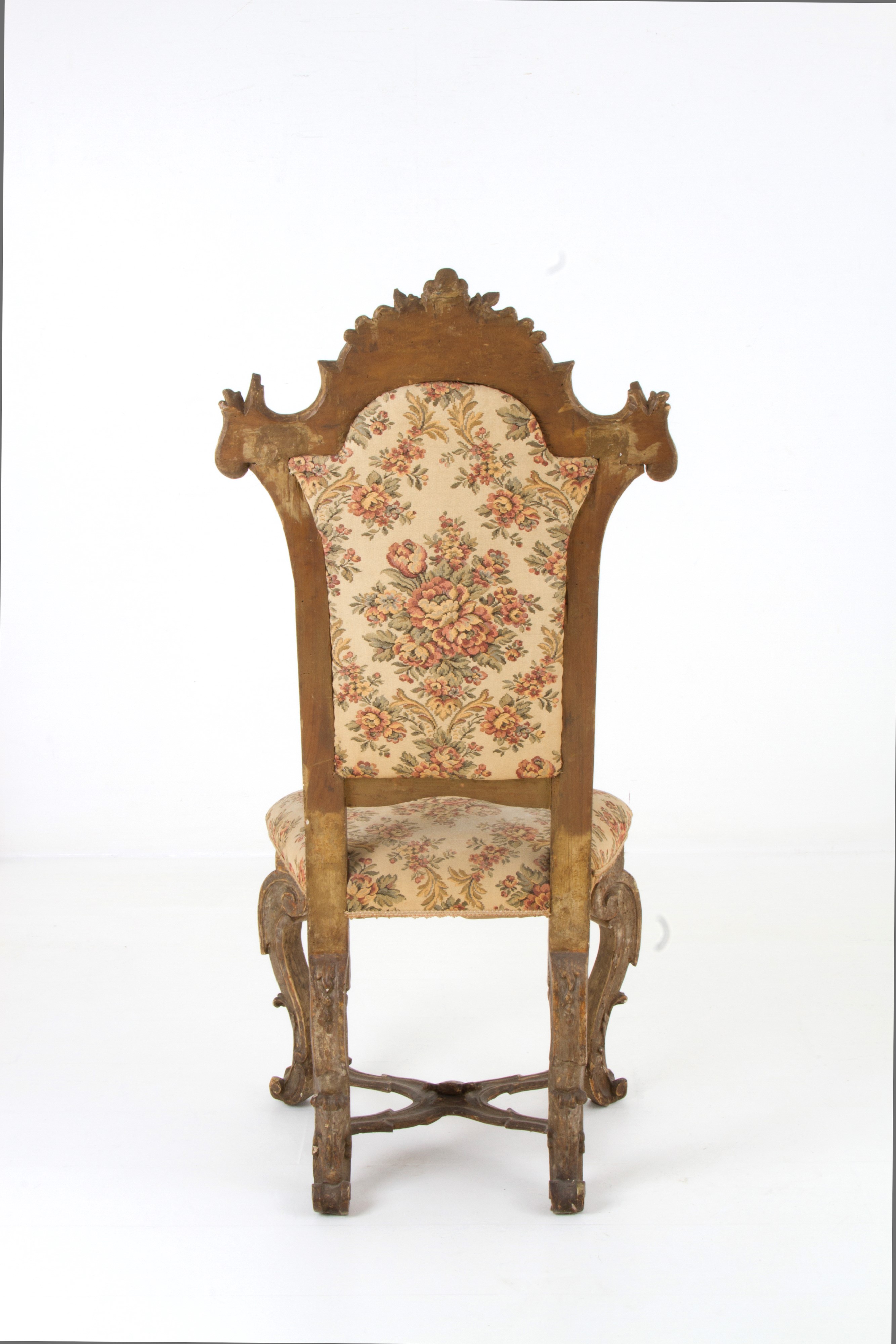 Importante sedia in legno