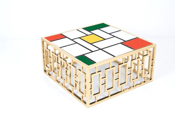 Tavolino con applicazioni in vetro colorato