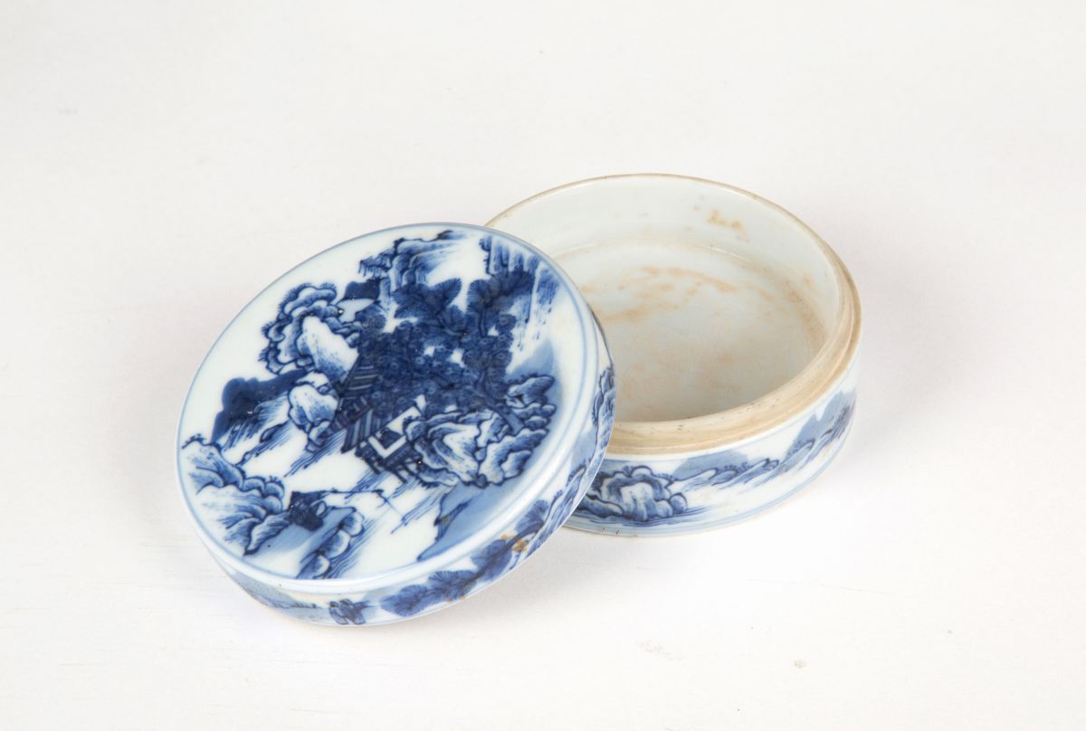Scatoletta in maiolica bianca e blu