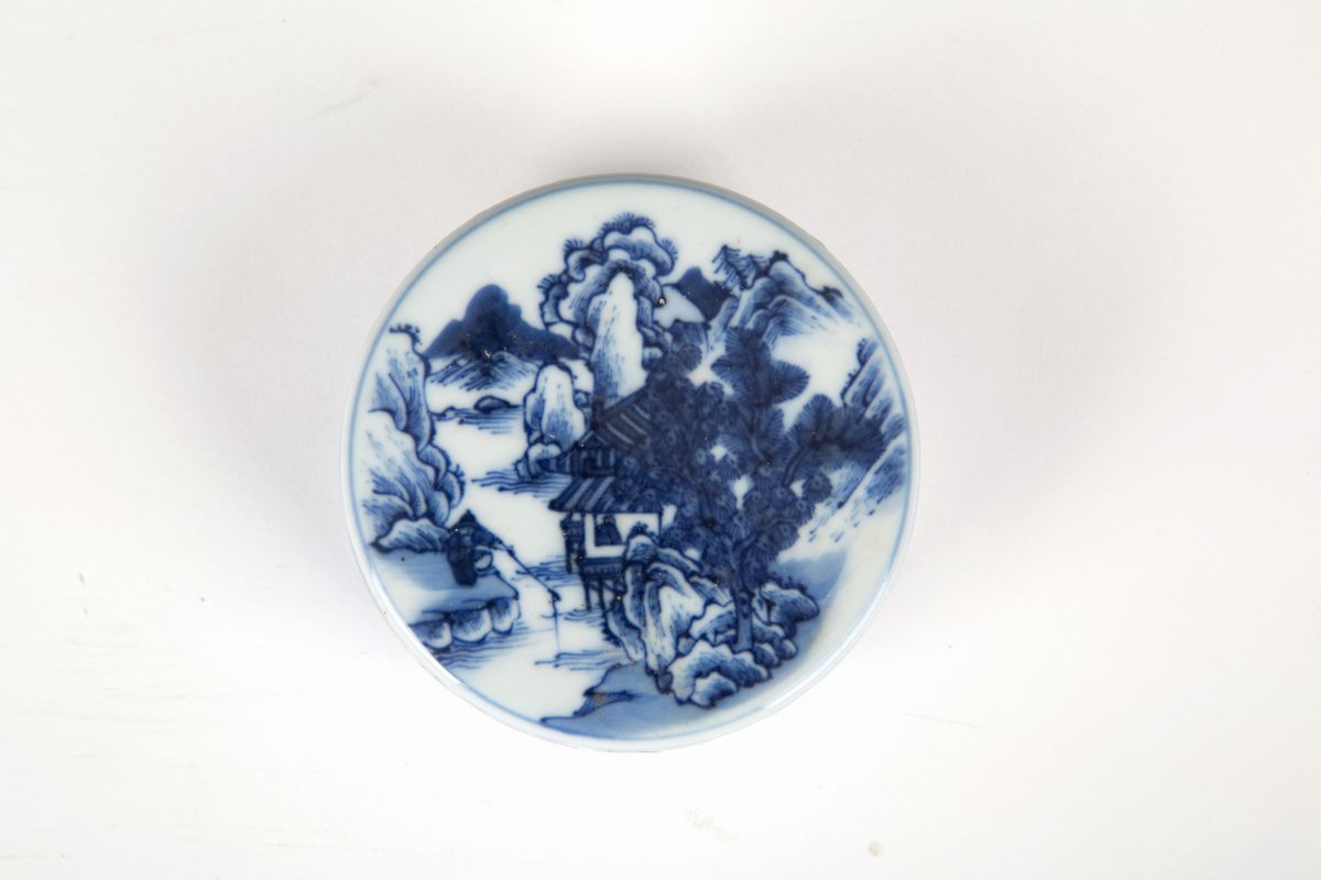 Scatoletta in maiolica bianca e blu