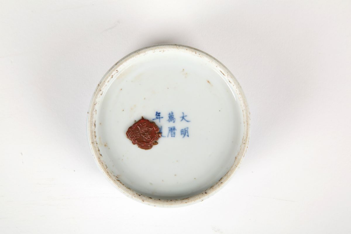 Scatoletta in maiolica bianca e blu