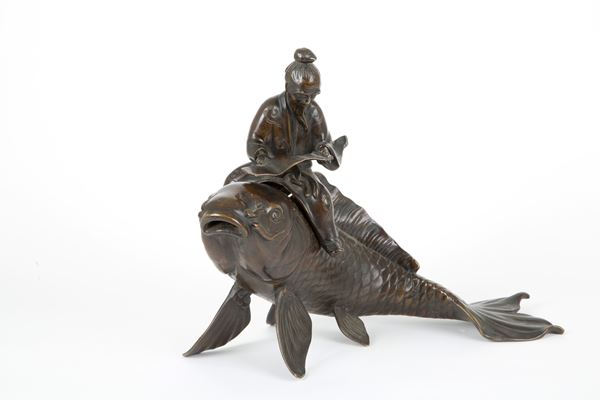 Scultura in bronzo "SAGGIO CHE LEGGE SEDUTO SU UNA CARPA"