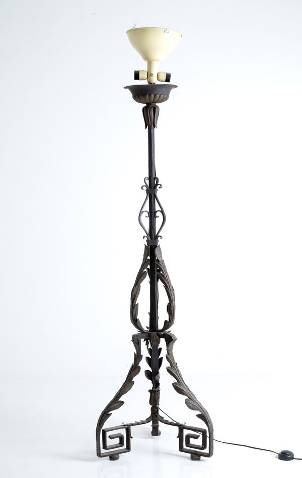 Lampada da terra in ferro battuto