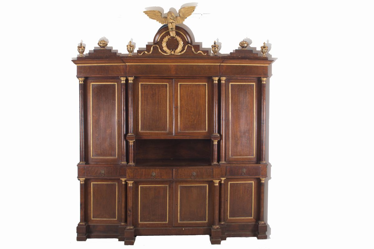 Imponente mobile a doppio corpo