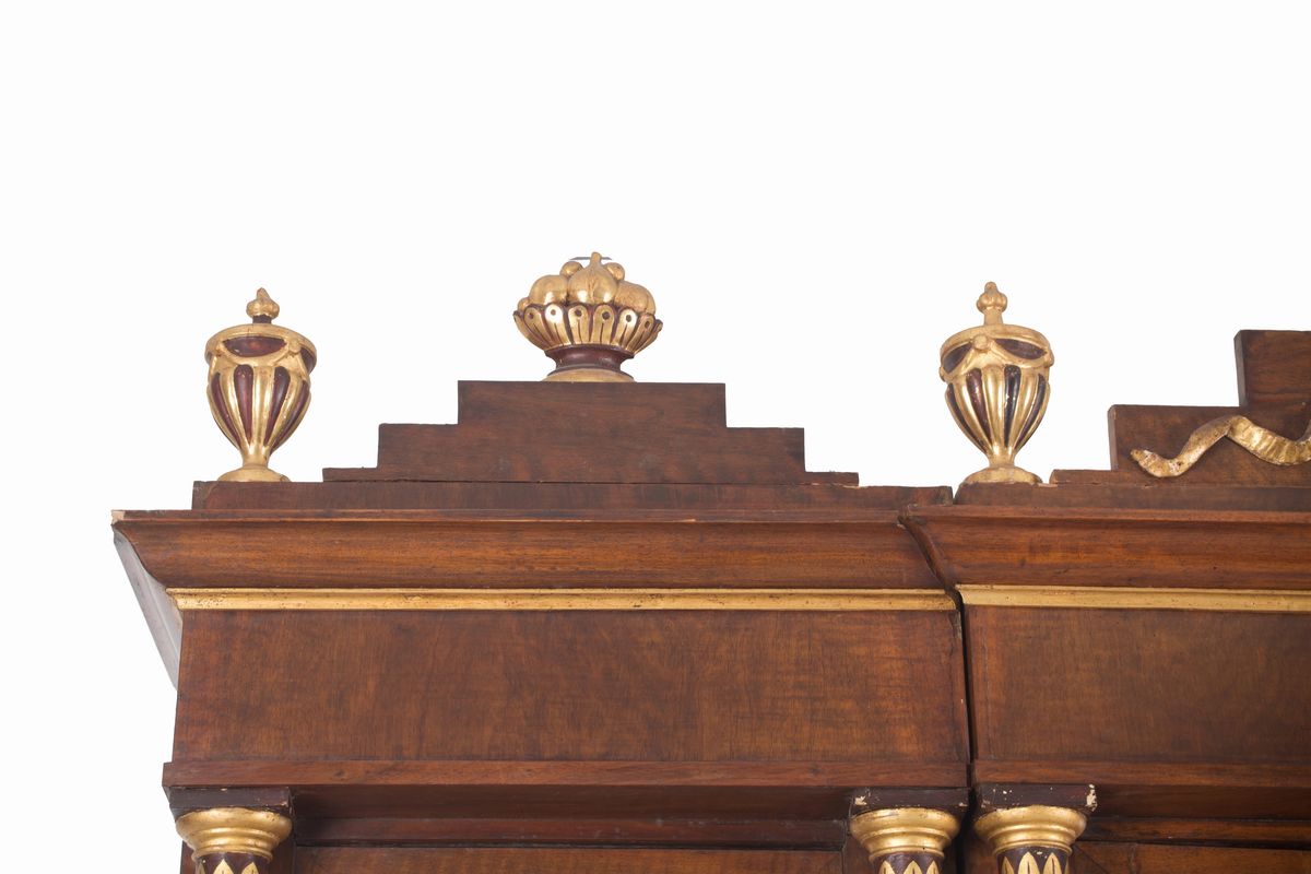 Imponente mobile a doppio corpo